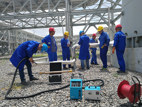 陕西能源公司员工使用3010非甲烷总烃测定仪现场测试